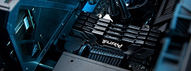 eine Nahaufnahme des Kingston FURY Renegade DDR5-Speichers, eingebaut in ein PC-Motherboard