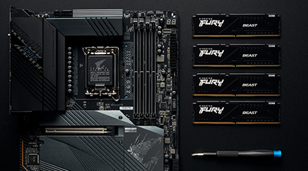 Ein schwarzes PCB-Motherboard neben einem Schraubendreher und 4 Kingston FURY Beast DRAM-Modulen, bereit zum Einbau