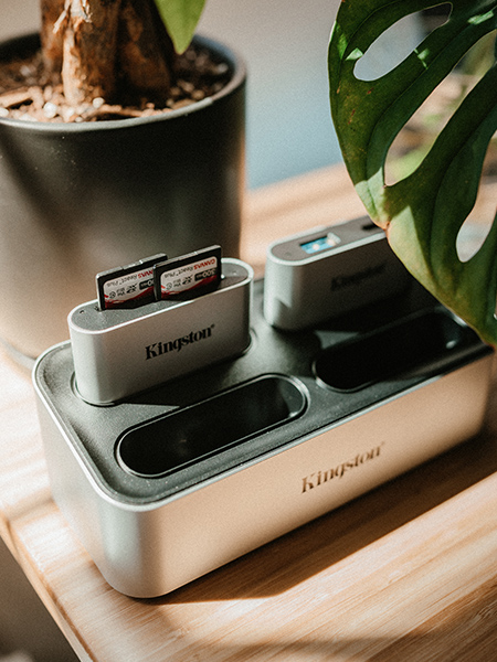 Kingston Workflow Station с подключенным устройством чтения карт памяти с двумя вставленными картами памяти Kingston Canvas React Plus.