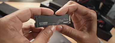 ภาพมือระยะใกล้กำลังถือ KC3000 NVMe SSD