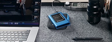 IKVP80ES sobre un escritorio junto a un portátil, una cámara y un fotómetro