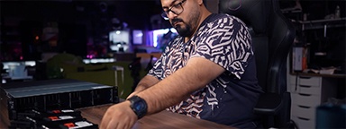 Salah Hamed อินฟลูเอนเซอร์ของ Android Basha กำลังติดตั้ง DC600M SSD ในชั้นวางเซิร์ฟเวอร์ที่อยู่บนโต๊ะ