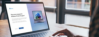 Tangan seseorang di laptop memeriksa pemberitahuan akhir dukungan Windows 10 pada panel pembaruan sistem Windows