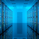 Вид на коридор центра обработки данных с синей подсветкой и зелеными светодиодами