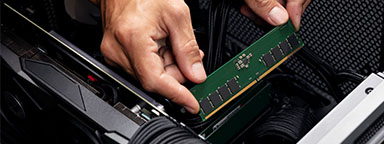 มือที่กำลังถือโมดูลหน่วยความจำ Kingston ValueRAM DDR5 ภายในเมนบอร์ด กำลังจะติดตั้งโมดูล