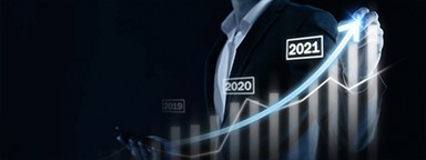 นักธุรกิจชี้ไปที่ภาพกราฟการเติบโตของตลาดในช่วงเวลาหลายปีจนถึงปี 2021