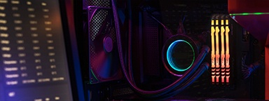 Kingston FURY Beast RGB พร้อมพัดลมระบายความร้อน CPU และสายเชื่อมต่อกับเมนบอร์ดพร้อมจอภาพทางด้านซ้ายแสดงสเปคเครื่องของ PC