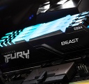 Kingston FURY Beast RGB được lắp trong máy tính với ánh sáng xanh phát ra từ phía đầu trên của mô-đun