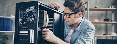 Primer plano de un hombre actualizando el hardware de su ordenador de sobremesa en casa