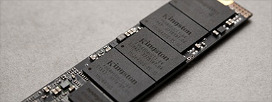 Kingston NVMe SSD에 장착된 칩의 클로즈업