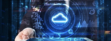 Mężczyzna w serwerowni trzymający tablet z wyskakującą ilustracją 2D ze schematem technologii chmury