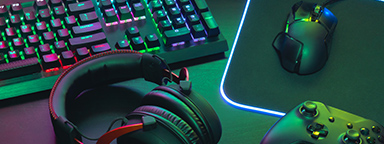 Gamer-Platz, RGB-Tastatur, Gamer-Headset, Gaming-Maus und RGB-Mauspad, Xbox Controller
