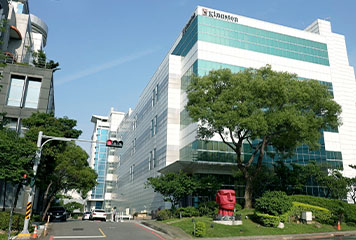 La sede dell'area Asia-Pacifico di Kingston, un grattacielo di cemento bianco e vetro per uffici a Hsinchu, Taiwan