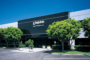 La sede centrale di Kingston, un edificio aziendale in vetro bianco e nero a Fountain Valley, Orange County, California, U.S.A.
