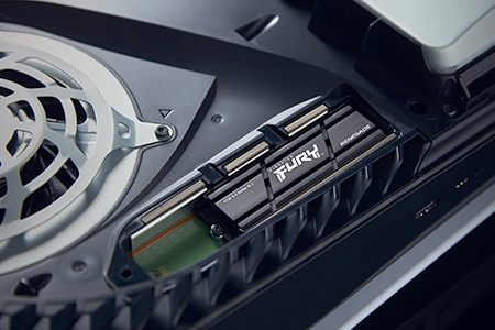 SSD con disipador térmico FURY Renegade instalado en una consola PS5