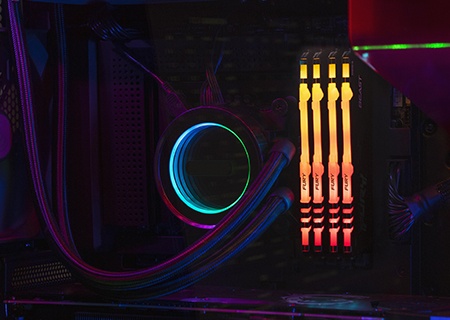 Memoria Kingston FURY Beast DDR4 RGB sobre un escritorio