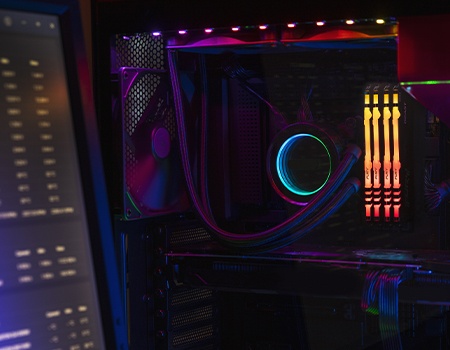 Bir masaüstü bilgisayarda FURY Beast DDR4 RGB ve ön planda bulanıklaştırılmış bir yapılandırma ekranı