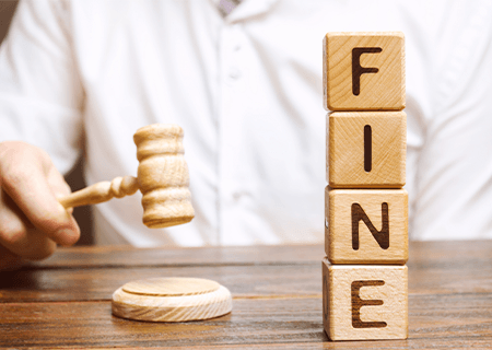вид крупным планом деревянных блоков со словом FINE (штраф) и молотком