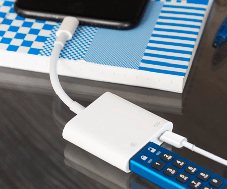 Ổ USB Kingston IronKey Keypad 200 kết nối với Lightning-to-USB 3 Camera Adapter và iPhone