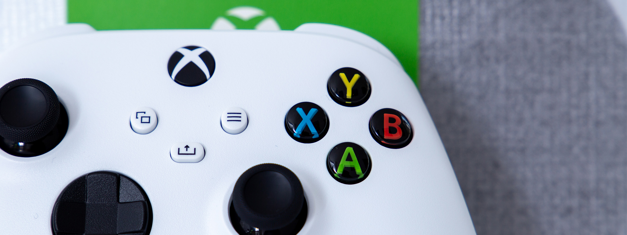 Знімок білого геймпада Xbox Series S на біло-зеленому фоні, зроблений крупним планом