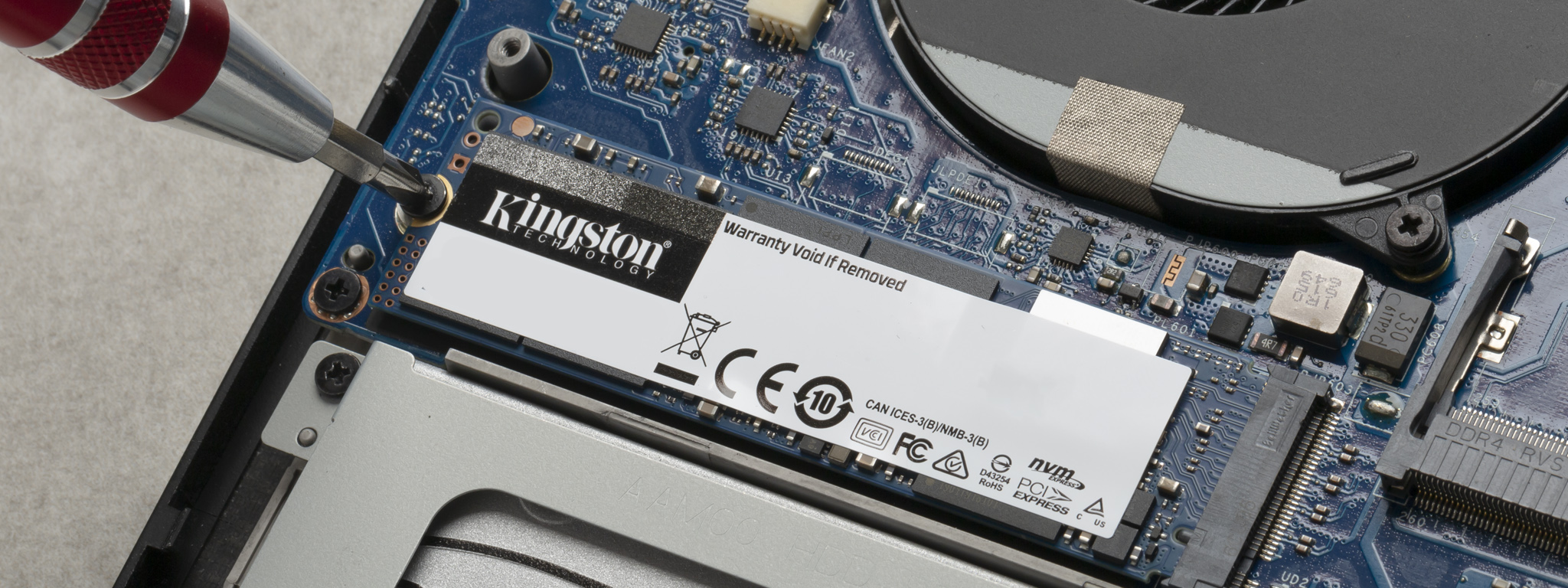 筆記型電腦上安裝有 Kingston M.2 SSD 固態硬碟