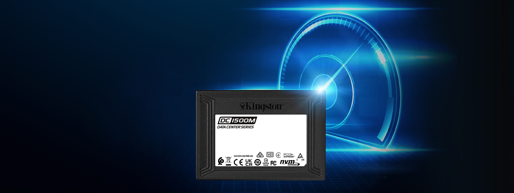고속을 나타내는 빛나는 파란색의 속도계 정면에 위치한 Kingston DC1500M SSD