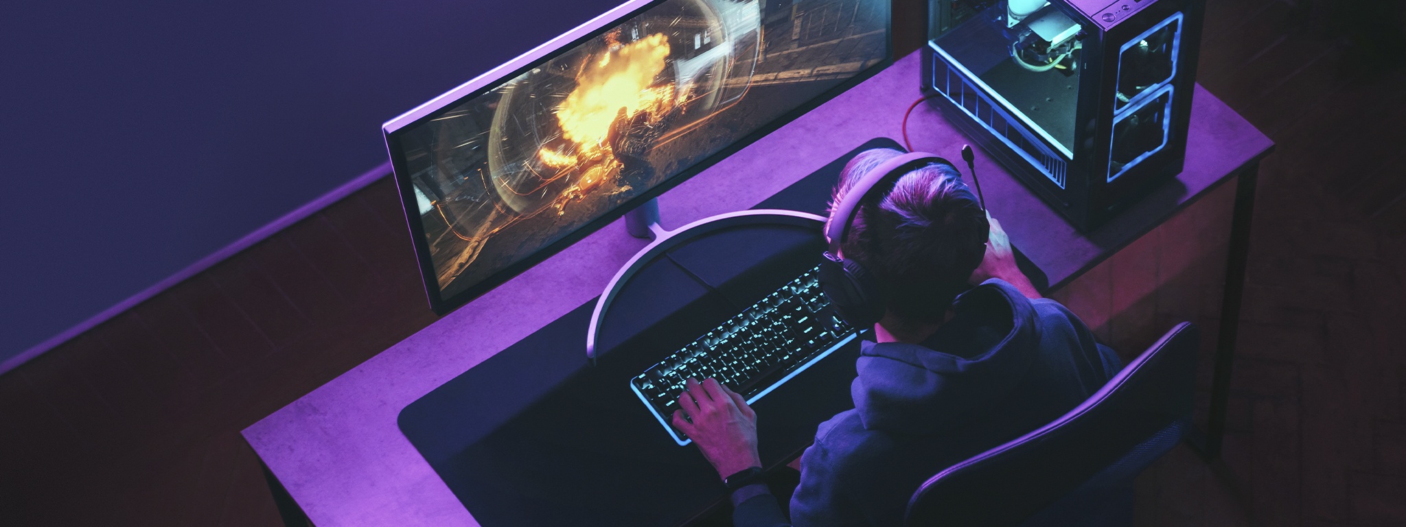 Kulaklık takmış bir oyuncunun FPS oyunu oynarken üstten görünümü