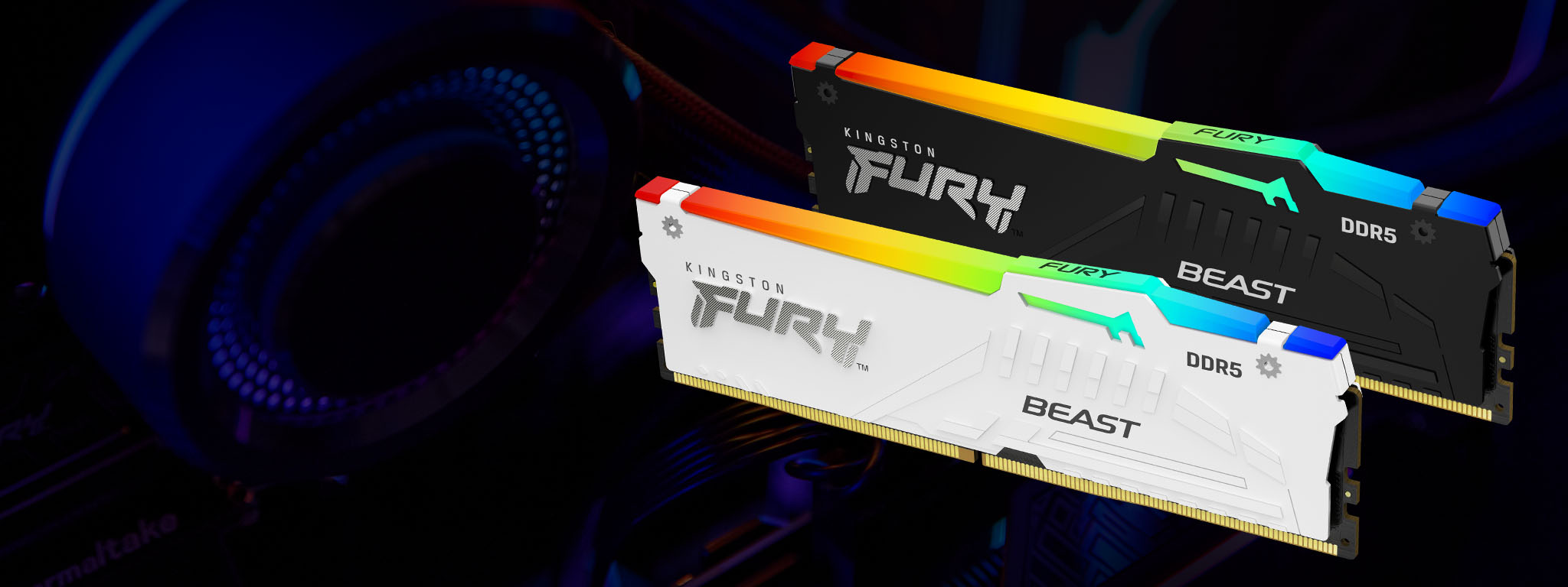 黑色和白色的 Kingston FURY Beast DDR5 RGB 内存，在深蓝色背景中发出各种颜色的光