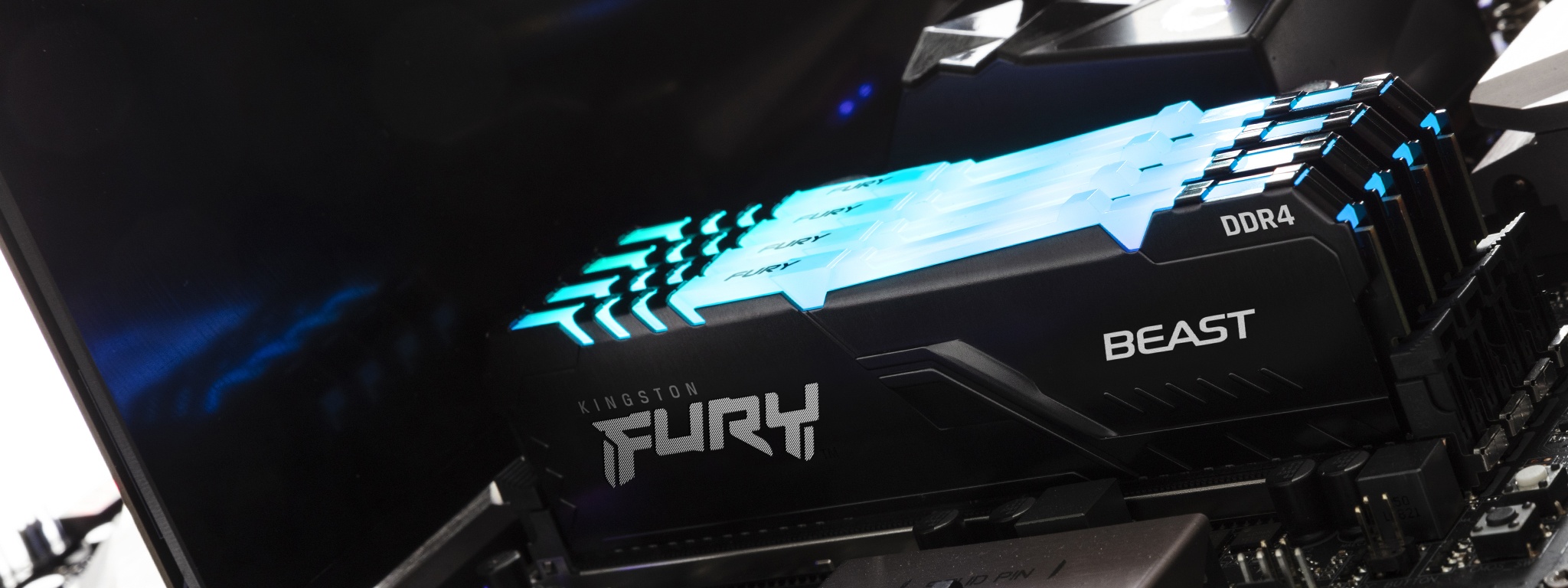 PC 中安装的金士顿 FURY Beast RGB 模组，顶部散发蓝光