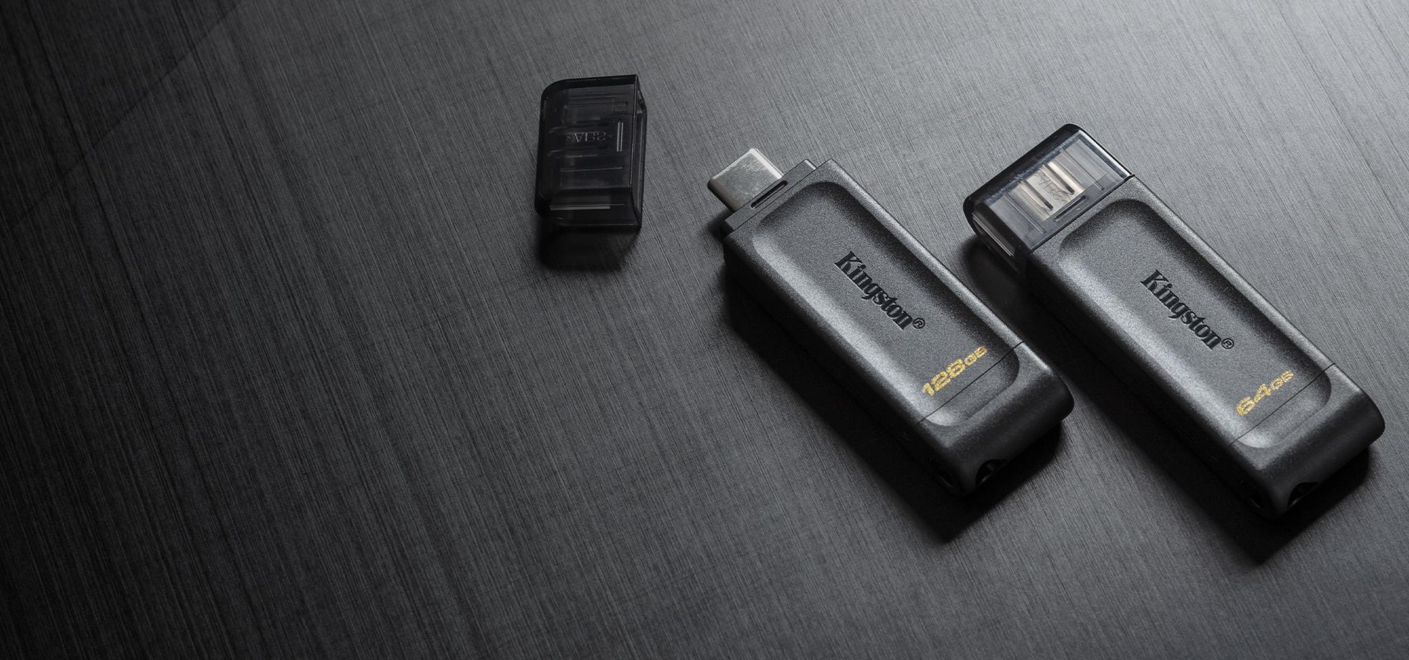 Bir çift DT70 USB flash sürücü tekstil bir yüzeyde duruyor