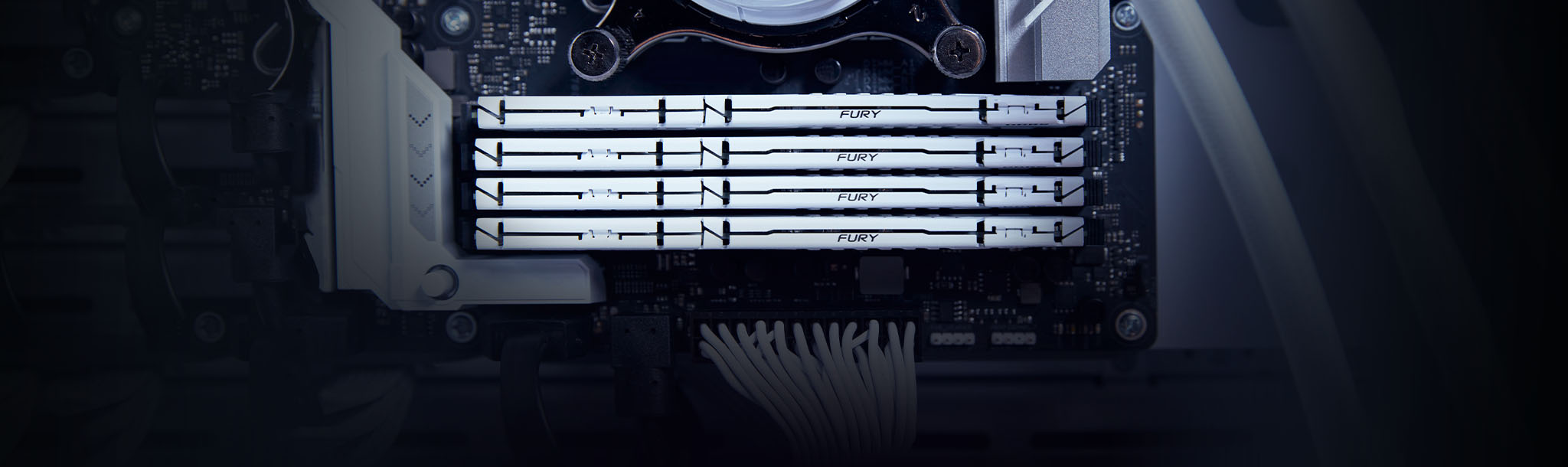 Kingston FURY Beast DDR5 的小型白色散热器可高效散热，不占用宝贵的空间。