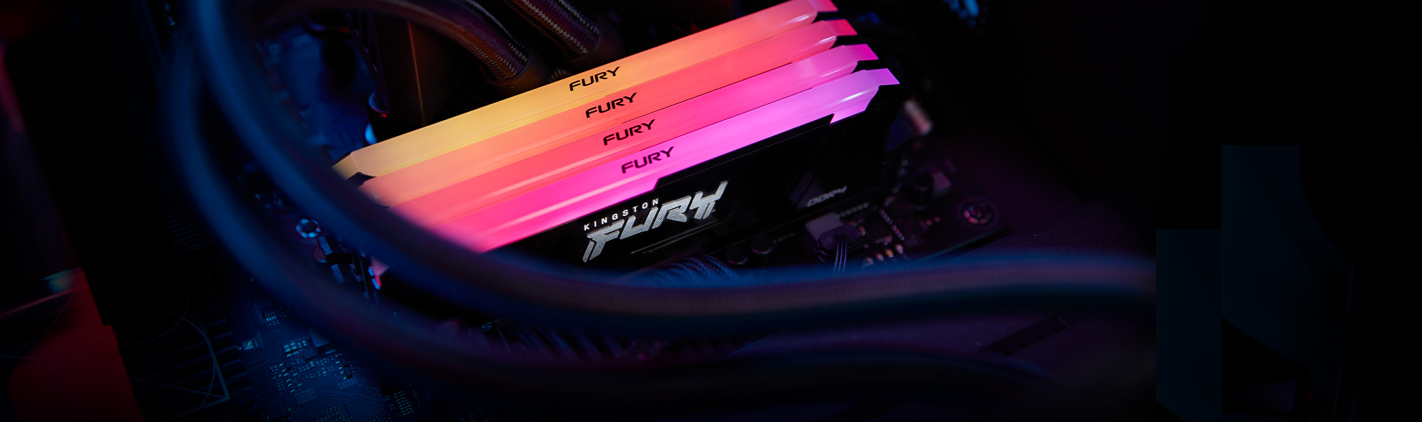 Cuatro módulos Kingston FURY Beast DDR4 RGB brillando en un degradado naranja-rojo en una caja de PC.