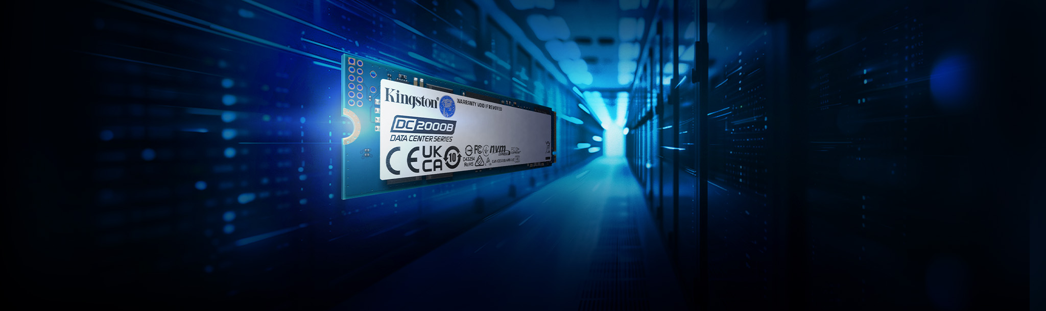 一张 Kingston DC2000B SSD 的图片，背景简洁，展现出动态和速度感。