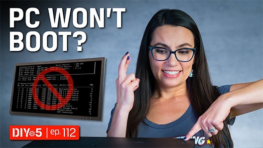 Trisha, bir PC’de açma düğmesine bastığında parmaklarını çapraz tutarak şans umuyor