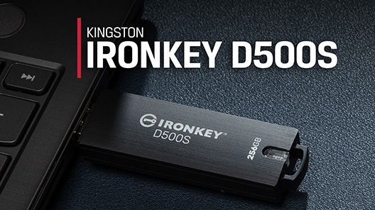 노트북에 연결된 IronKey D500S USB 플래시 드라이브 한 쌍