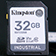 Kartu SD Industrial Kingston dengan kapasitas 64GB ditempatkan di atas permukaan yang keras.