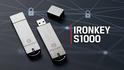 검은색 표면에 놓인 IronKey S1000 암호화 USB 플래시 드라이브 한 쌍