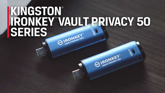 IronKey Privacy Vault USB Type-A と USB Type-C 暗号化フラッシュドライブのペアが机の上に置かれている