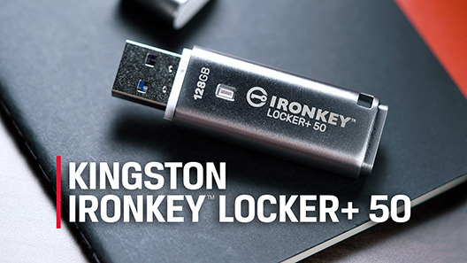 노트북이 있는 책상에 놓인 IronKey Locker+ 50 세트
