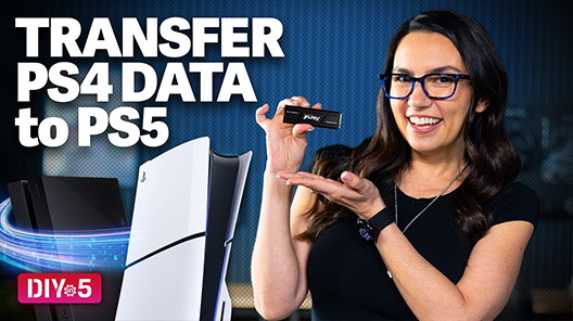 Trisha sostiene un SSD Kingston FURY Renegade junto a una PS5 Slim