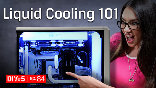 Trisha señala un sistema de enfriamiento en un PC