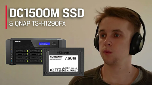 Un homme portant un casque avec un SSD Kingston et un NAS QNAP en surimpression.