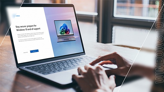 Unas manos en un portátil donde aparece una notificación sobre el fin del soporte de Windows 10 en las actualizaciones del sistema